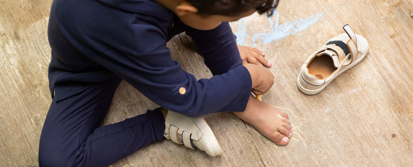 criança calnçando sapato